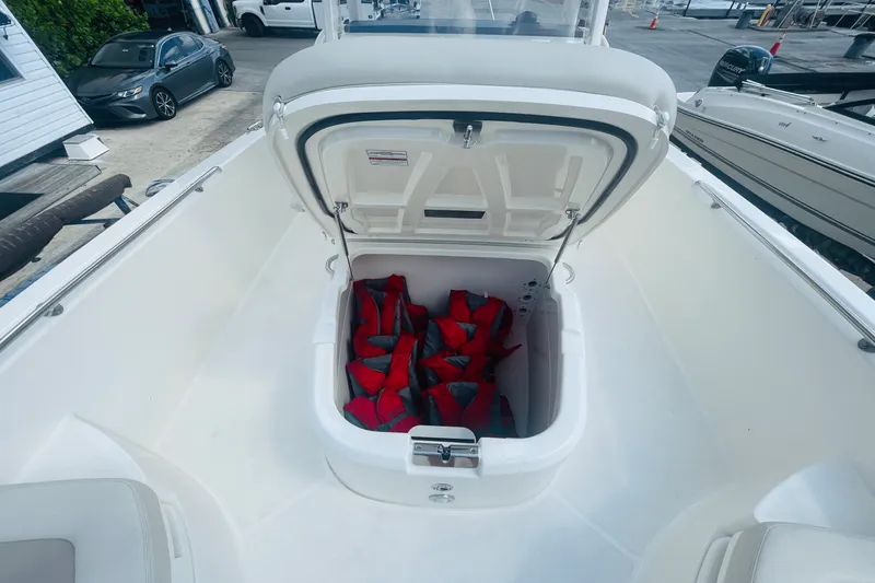 Slide: The Image of Boston Whaler 270 DAUNTLESS 2022 - 37