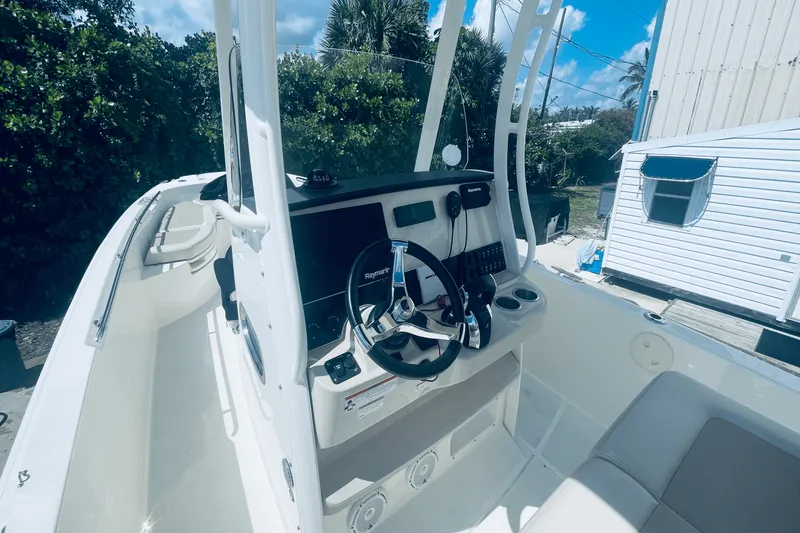 Slide: The Image of Boston Whaler 270 DAUNTLESS 2022 - 8