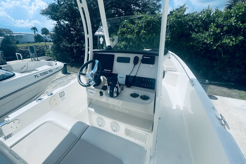 Slide: The Image of Boston Whaler 270 DAUNTLESS 2022 - 9