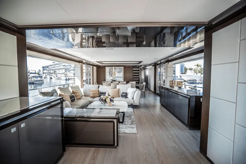 Slide: The Image of Ocean Alexander 30R 2025 - 10