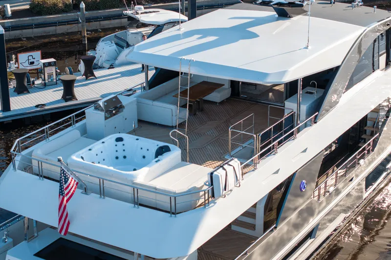 Slide: The Image of Ocean Alexander 30R 2025 - 107