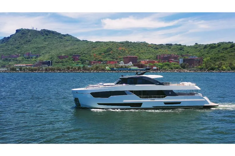 Slide: The Image of Ocean Alexander 30R 2025 - 117