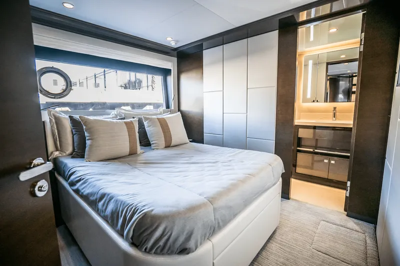 Slide: The Image of Ocean Alexander 30R 2025 - 20