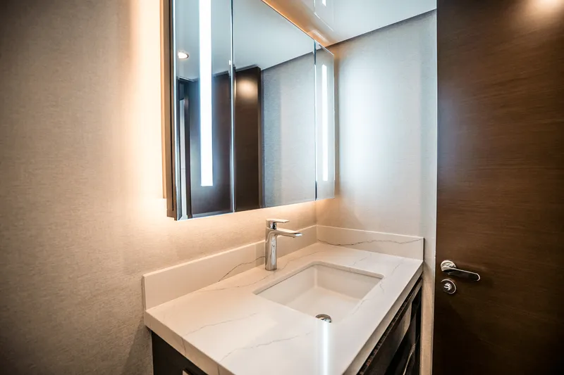 Slide: The Image of Ocean Alexander 30R 2025 - 25