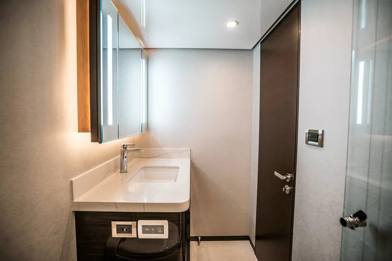 Slide: The Image of Ocean Alexander 30R 2025 - 26