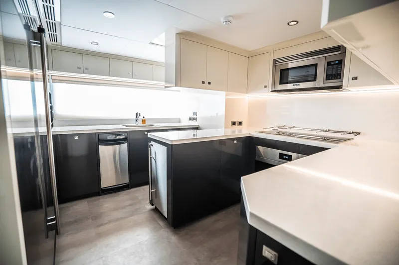 Slide: The Image of Ocean Alexander 30R 2025 - 30