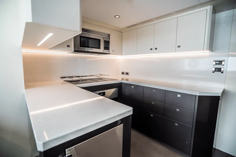 Slide: The Image of Ocean Alexander 30R 2025 - 31