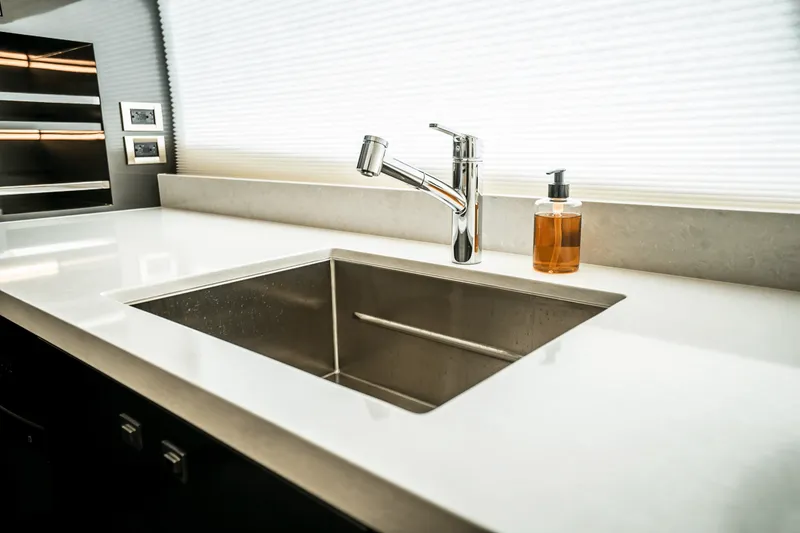 Slide: The Image of Ocean Alexander 30R 2025 - 34