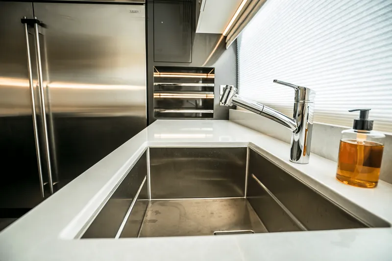 Slide: The Image of Ocean Alexander 30R 2025 - 35