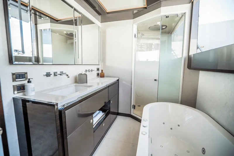 Slide: The Image of Ocean Alexander 30R 2025 - 48