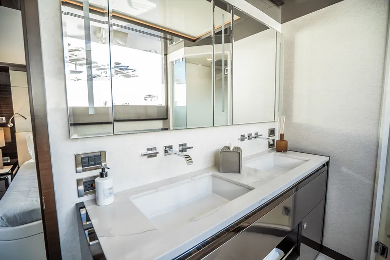 Slide: The Image of Ocean Alexander 30R 2025 - 49