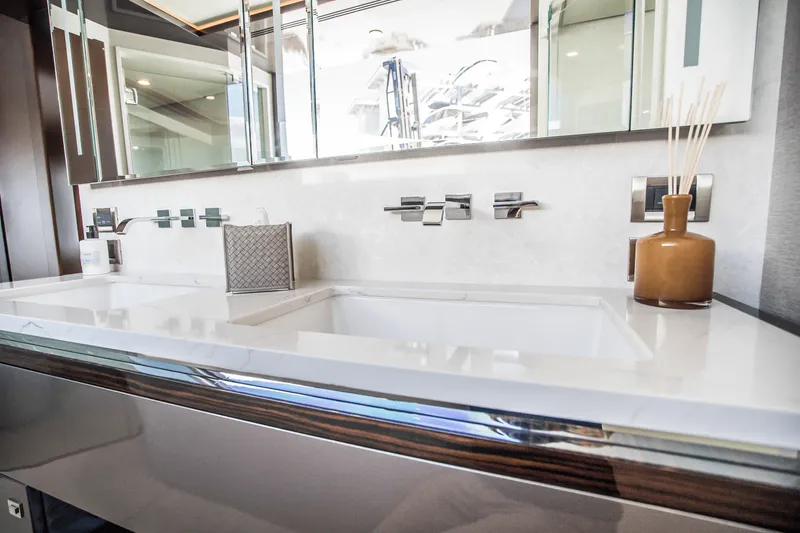 Slide: The Image of Ocean Alexander 30R 2025 - 51