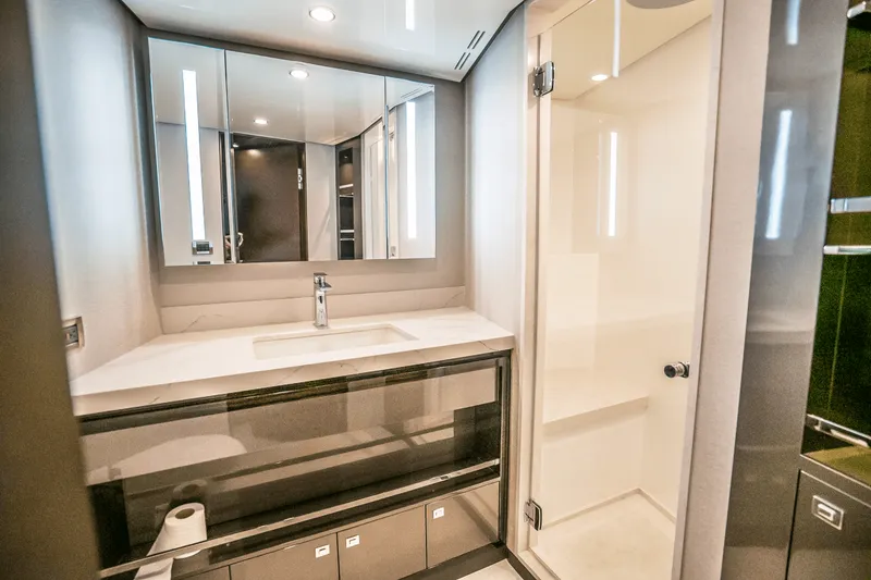 Slide: The Image of Ocean Alexander 30R 2025 - 63