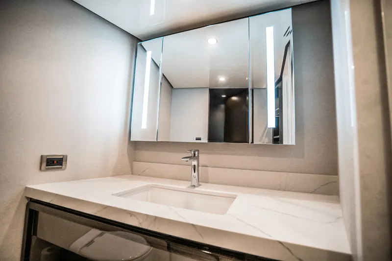 Slide: The Image of Ocean Alexander 30R 2025 - 68