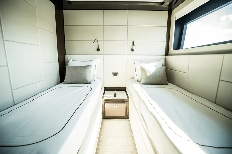 Slide: The Image of Ocean Alexander 30R 2025 - 72