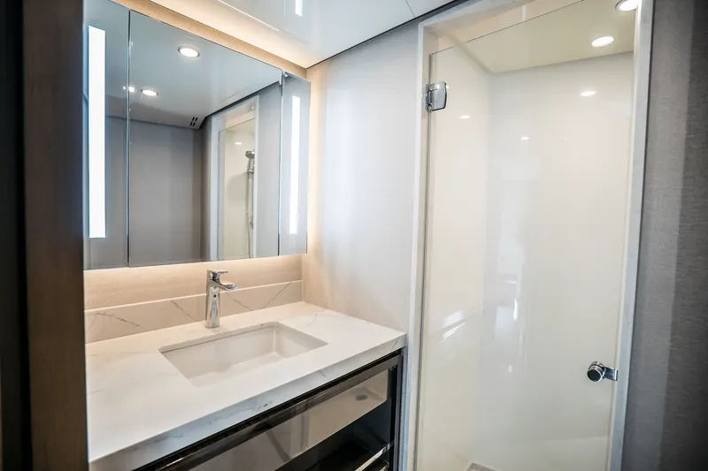 Slide: The Image of Ocean Alexander 30R 2025 - 73