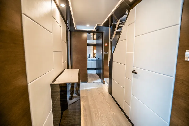 Slide: The Image of Ocean Alexander 30R 2025 - 77