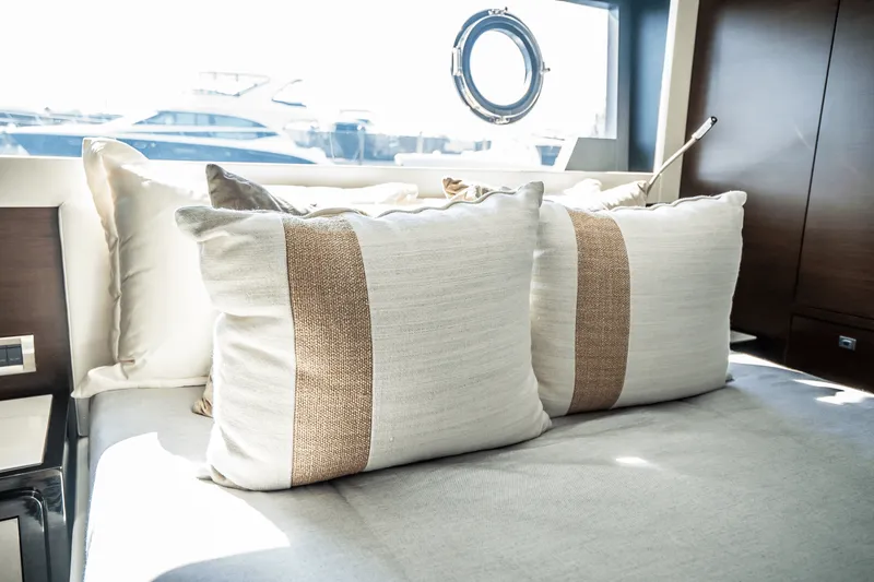 Slide: The Image of Ocean Alexander 30R 2025 - 82