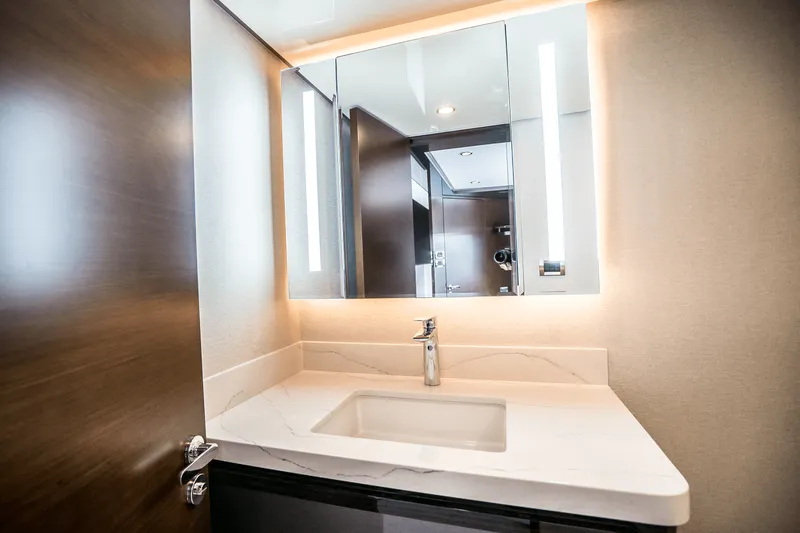 Slide: The Image of Ocean Alexander 30R 2025 - 83