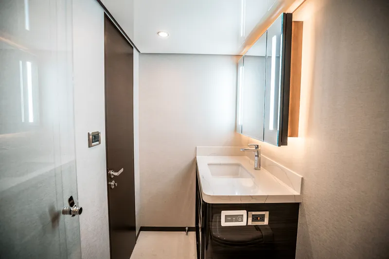 Slide: The Image of Ocean Alexander 30R 2025 - 87