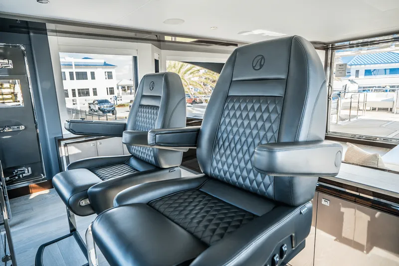 Slide: The Image of Ocean Alexander 30R 2025 - 93