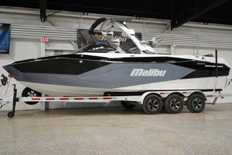 Slide: The Image of Malibu Boats 26 LSV 2026 - 4