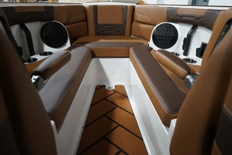 Slide: The Image of Malibu Boats 26 LSV 2026 - 15