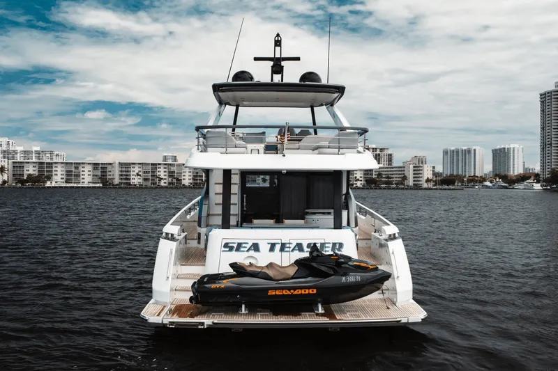 Slide: The Image of Azimut 68 FLY 2023 - 10