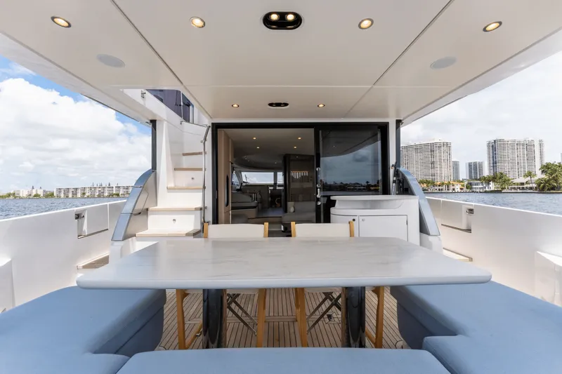 Slide: The Image of Azimut 68 FLY 2023 - 11