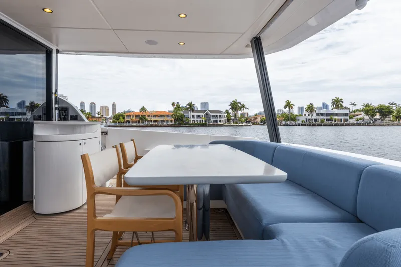 Slide: The Image of Azimut 68 FLY 2023 - 13