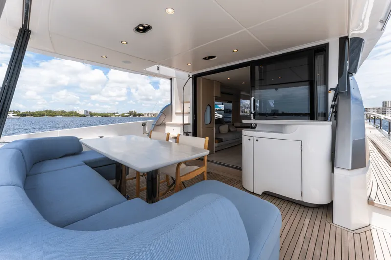 Slide: The Image of Azimut 68 FLY 2023 - 14