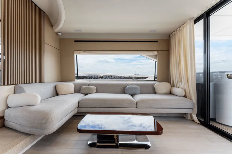 Slide: The Image of Azimut 68 FLY 2023 - 16