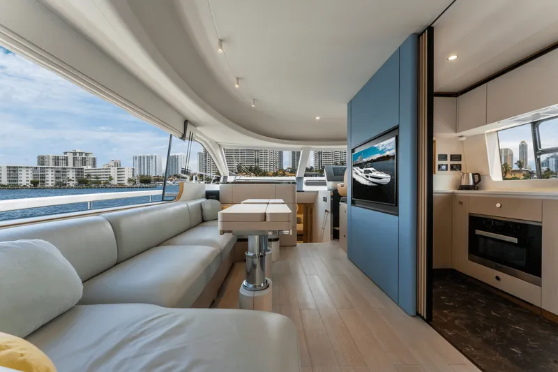 Slide: The Image of Azimut 68 FLY 2023 - 18