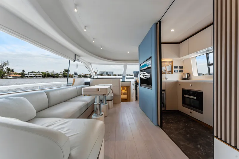 Slide: The Image of Azimut 68 FLY 2023 - 19