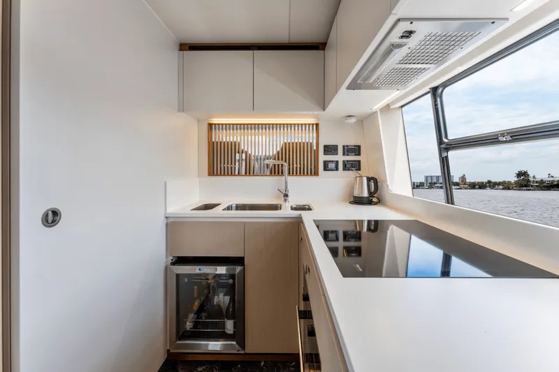 Slide: The Image of Azimut 68 FLY 2023 - 21