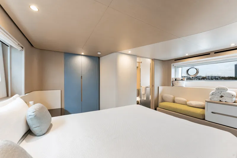 Slide: The Image of Azimut 68 FLY 2023 - 29