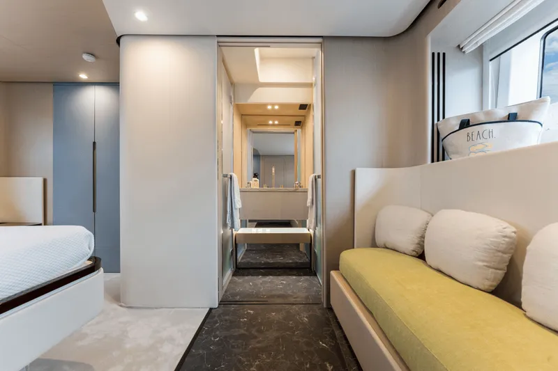 Slide: The Image of Azimut 68 FLY 2023 - 30