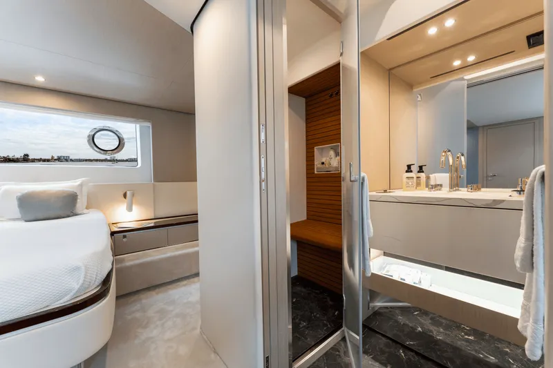 Slide: The Image of Azimut 68 FLY 2023 - 31