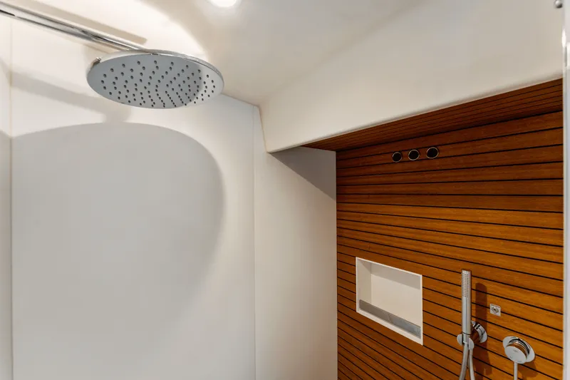 Slide: The Image of Azimut 68 FLY 2023 - 32