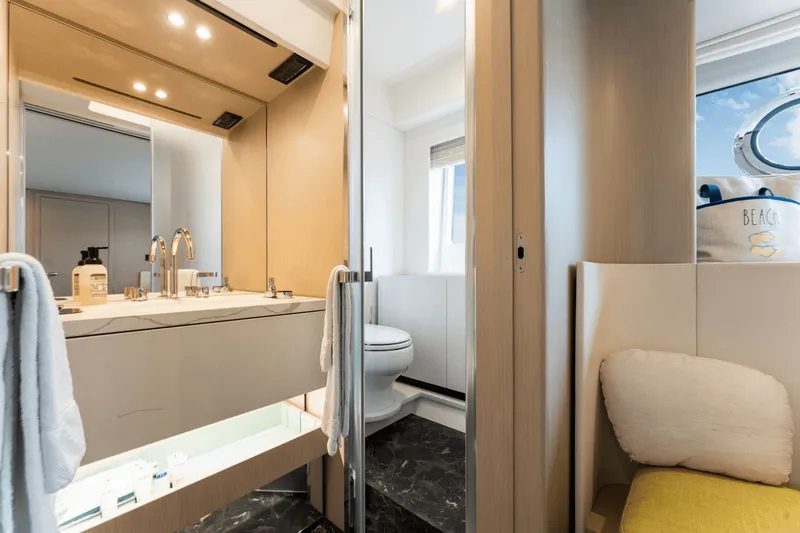 Slide: The Image of Azimut 68 FLY 2023 - 33