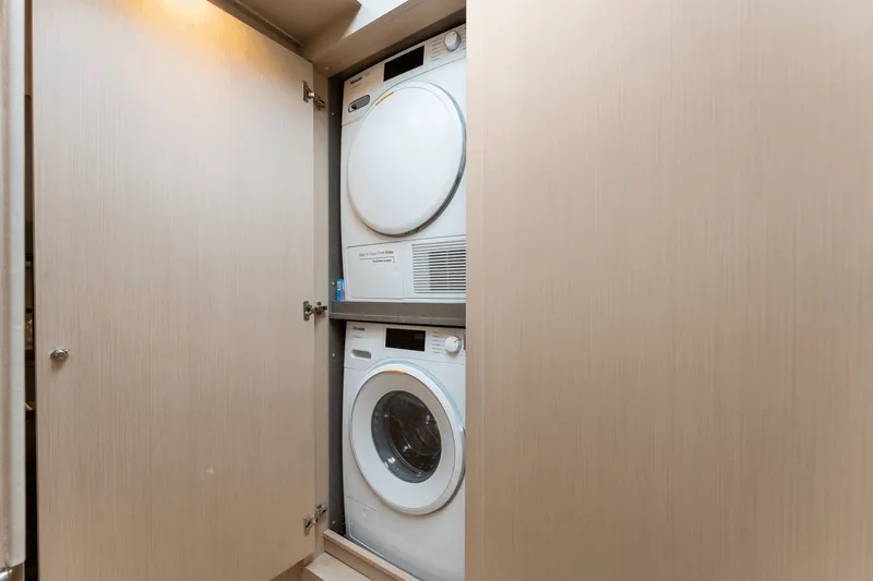 Slide: The Image of Azimut 68 FLY 2023 - 34