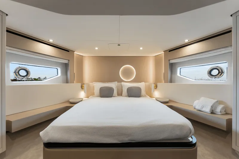 Slide: The Image of Azimut 68 FLY 2023 - 35