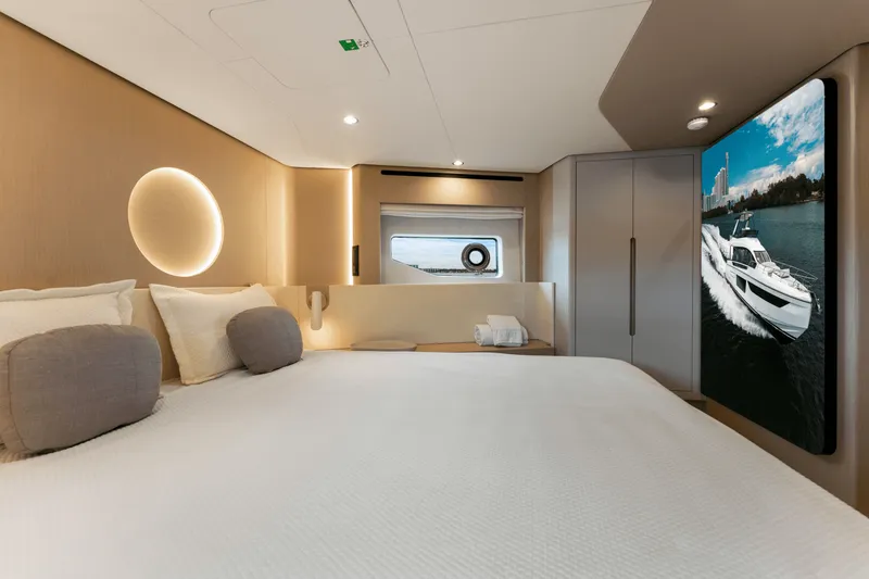 Slide: The Image of Azimut 68 FLY 2023 - 36