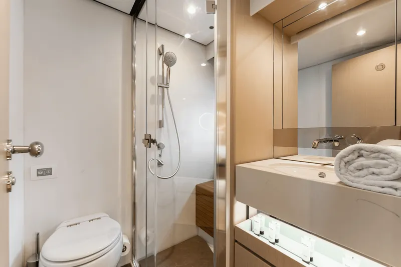 Slide: The Image of Azimut 68 FLY 2023 - 37