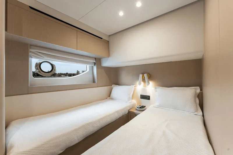 Slide: The Image of Azimut 68 FLY 2023 - 38