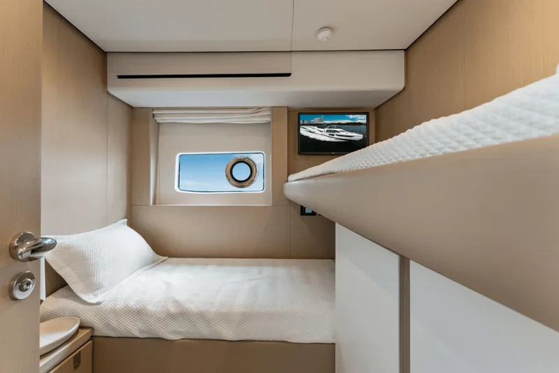 Slide: The Image of Azimut 68 FLY 2023 - 40