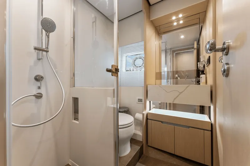 Slide: The Image of Azimut 68 FLY 2023 - 42