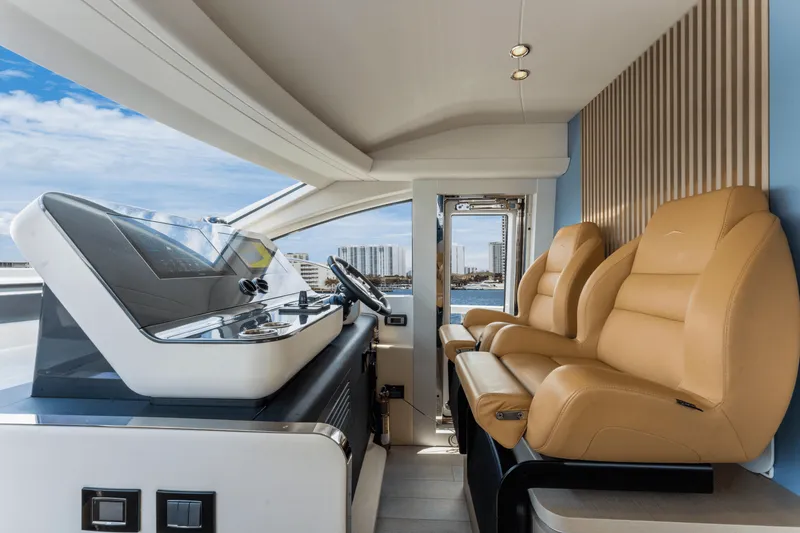 Slide: The Image of Azimut 68 FLY 2023 - 44