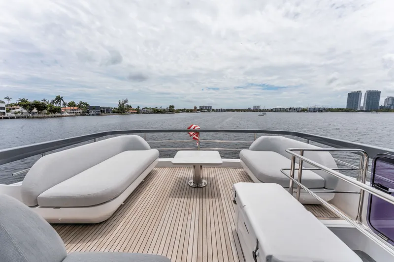 Slide: The Image of Azimut 68 FLY 2023 - 53