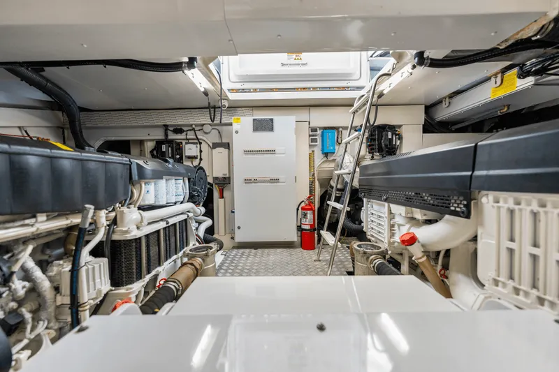 Slide: The Image of Azimut 68 FLY 2023 - 58